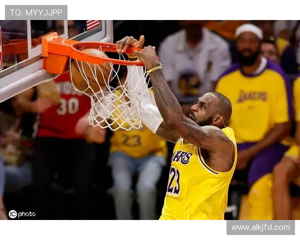 NBA最新动态：詹姆斯迎来生涯新高 湖人力克勇士继续领跑西部