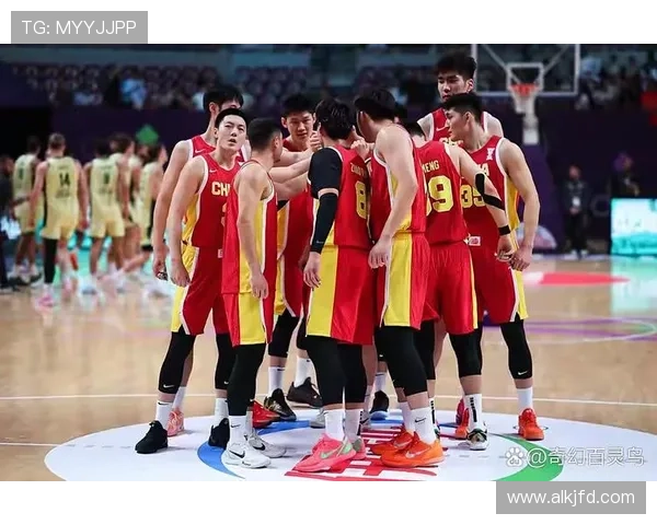 《震撼全场！中国男篮逆袭战胜强敌晋级亚洲杯四强，球迷热烈欢呼》