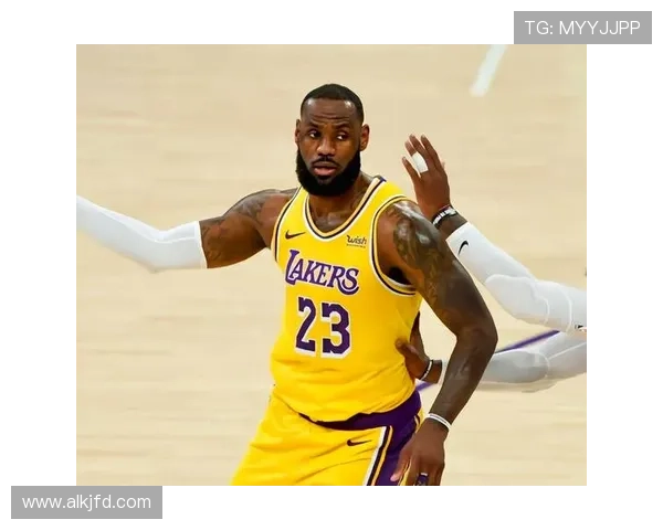 湖人队在新赛季迎来重大调整 詹姆斯携手浓眉力争总冠军